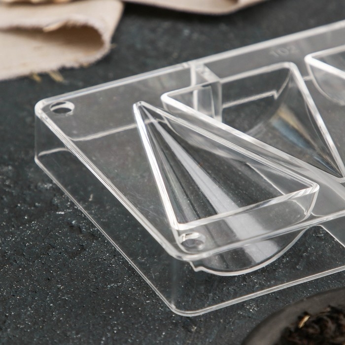 Форма для конфет и шоколада «Большой конус», 20×12×2,5 см, 4 ячейки 8×5×2,2 см, цвет прозрачный Форма для конфет и шоколада «Большой конус», 20×12×2,5 см, 4 ячейки 8×5×2,2 см, цвет прозрачный