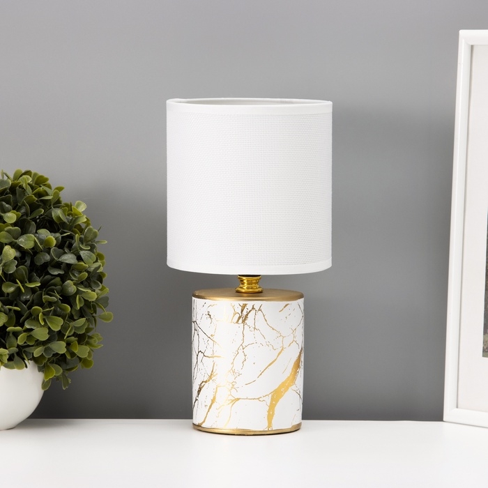 Настольная лампа с абажуром RISALUX «Юнона», Е14, 40 Вт, бело-золотой, 13×13×26.5 см Настольная лампа с абажуром RISALUX «Юнона», Е14, 40 Вт, бело-золотой, 13×13×26.5 см