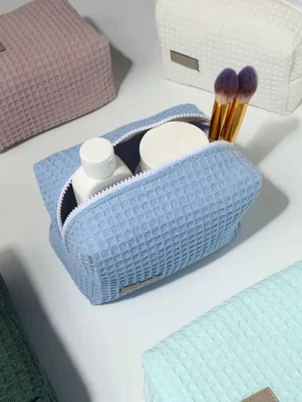 Косметичка женская на молнии TEXTURA, объёмная, средний размер, мягкая, голубая