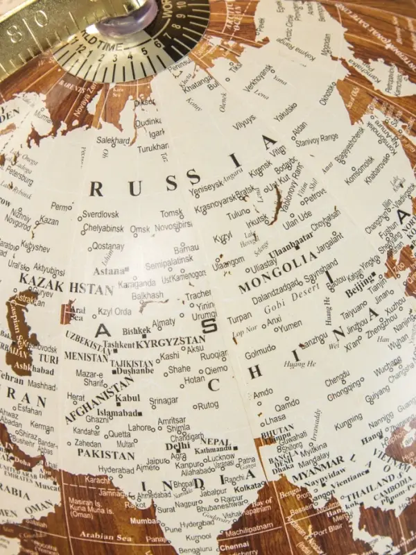 Глобус сувенирный 23х20х39 см, подставка дерево Глобус сувенирный 23х20х39 см, подставка дерево