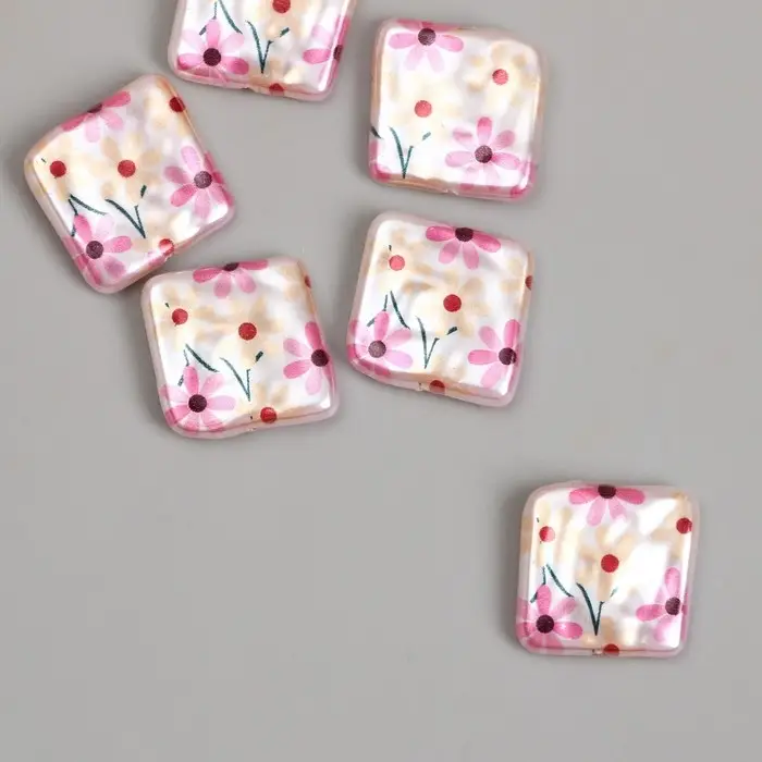 Бусина для творчества пластик "Жемчужный плоский квадрат с цветочками" 0,5х1,6х1,6 см