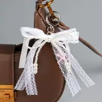 Брелок на карабине "Жемчужный бант с кружевной тесьмой" бусины d=0,4 и 0,8 см 16х9,5х1 см Брелок на карабине "Жемчужный бант с кружевной тесьмой" бусины d=0,4 и 0,8 см 16х9,5х1 см