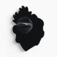 Значок &laquo;Сердце&raquo;, объятие, красный в чёрном металле