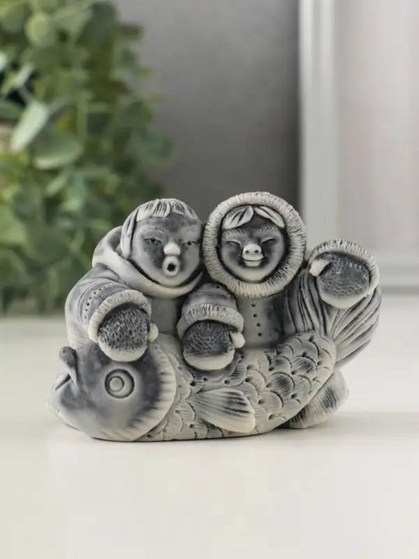 Сувенир "Два рыбака с большой рыбиной" 5,8 см