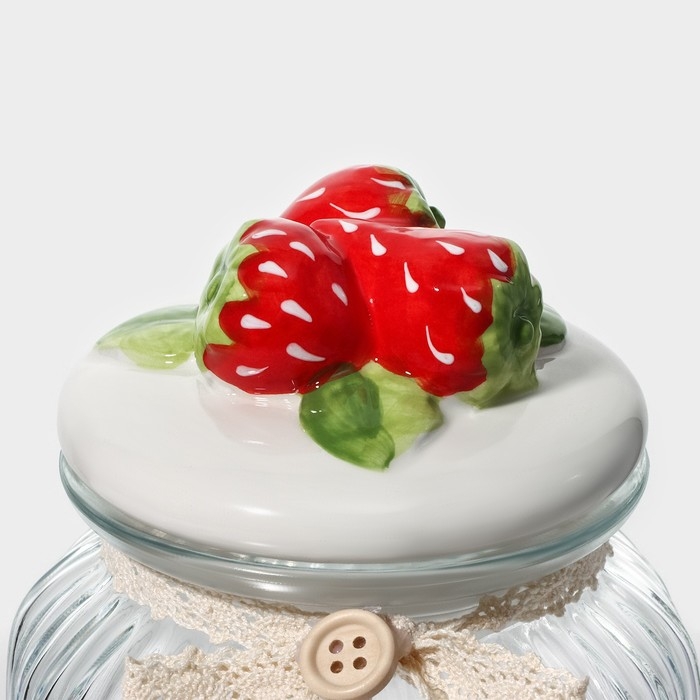 Банка стеклянная для хранения сыпучих продуктов Доляна «Клубника», 600 мл, 11×15 см, с керамической крышкой Банка стеклянная для хранения сыпучих продуктов Доляна «Клубника», 600 мл, 11×15 см, с керамической крышкой