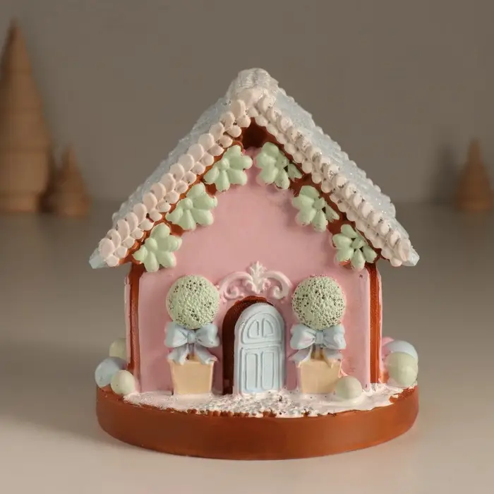 Фигурка светящаяся &laquo;Пряничный домик с зеленью&raquo;, зефирный, 12.5&times;12.5&times;12.5 см