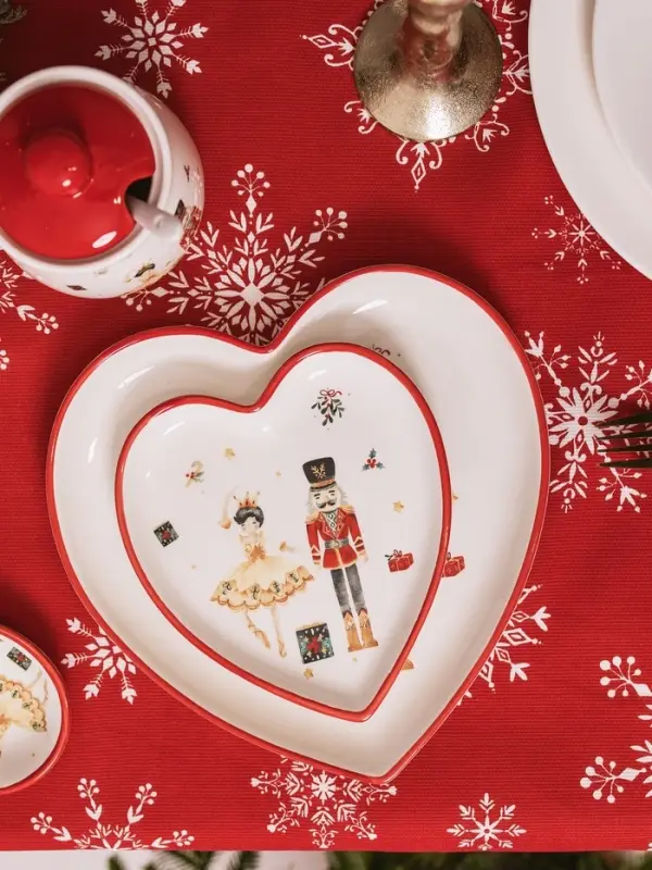 Тарелки сервировочные новогодние Доляна &laquo;Сказочный бал.Щелкунчик&raquo;, набор 2 шт., 22.5&times;2.6 см, 16.5&times;2 см, доломит, белые