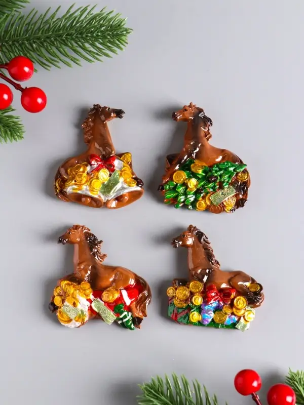 Магнит полистоун   Магнит полистоун  "Новогодний конь с подарками" МИКС 5,3х6,5 см