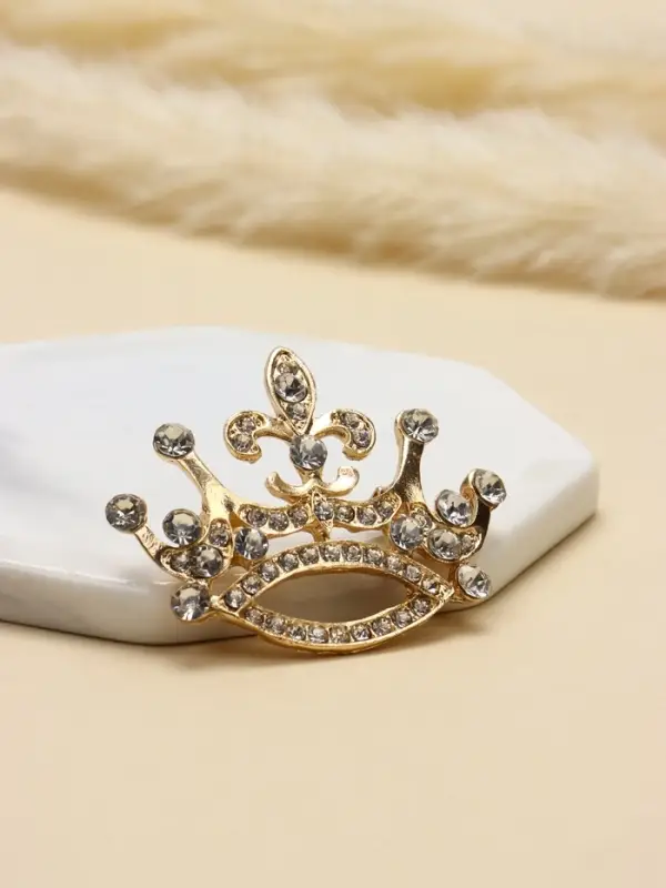 Брошь &laquo;Корона&raquo;, белая в золоте