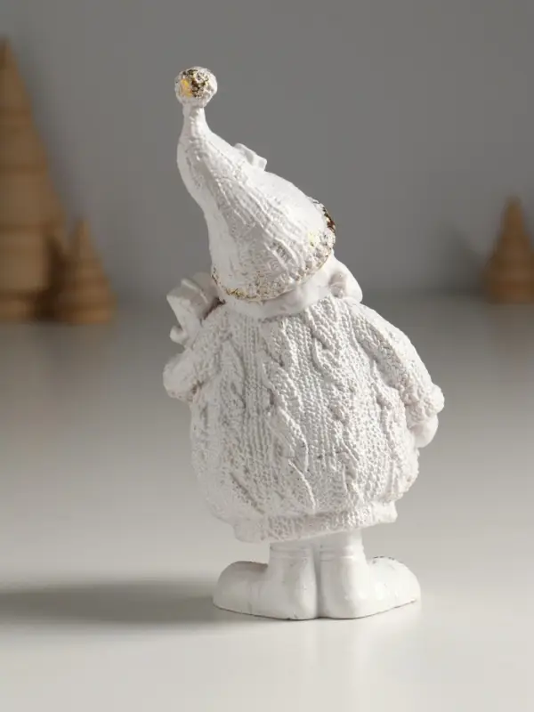 Фигура "Дед Мороз с подарком" 16х8,5х6,5 см, белый с позолотой