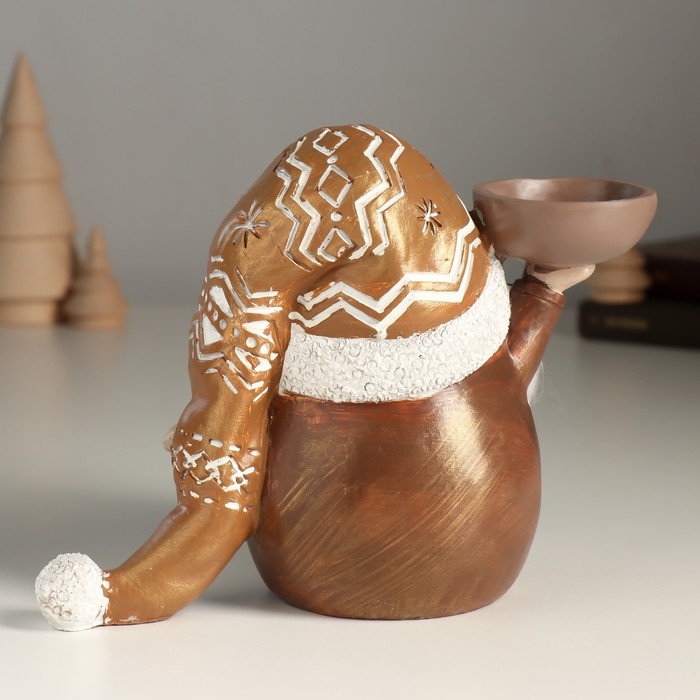 Подсвечник полистоун на 1 свечу  Подсвечник полистоун на 1 свечу "Дед Мороз в золотом колпаке с узорами" 18х9,5х13 см