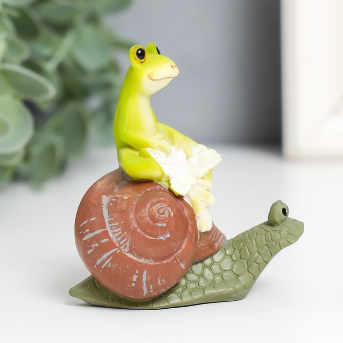 Сувенир полистоун Сувенир полистоун "Лягушонок на улитке" 7,5х3,8х7 см