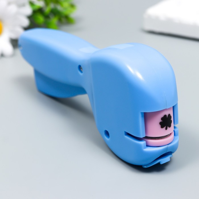 Набор фигурных дыроколов в сундуке (набор 36 шт) с держателем 20х26х4 см МИКС Набор фигурных дыроколов в сундуке (набор 36 шт) с держателем 20х26х4 см МИКС