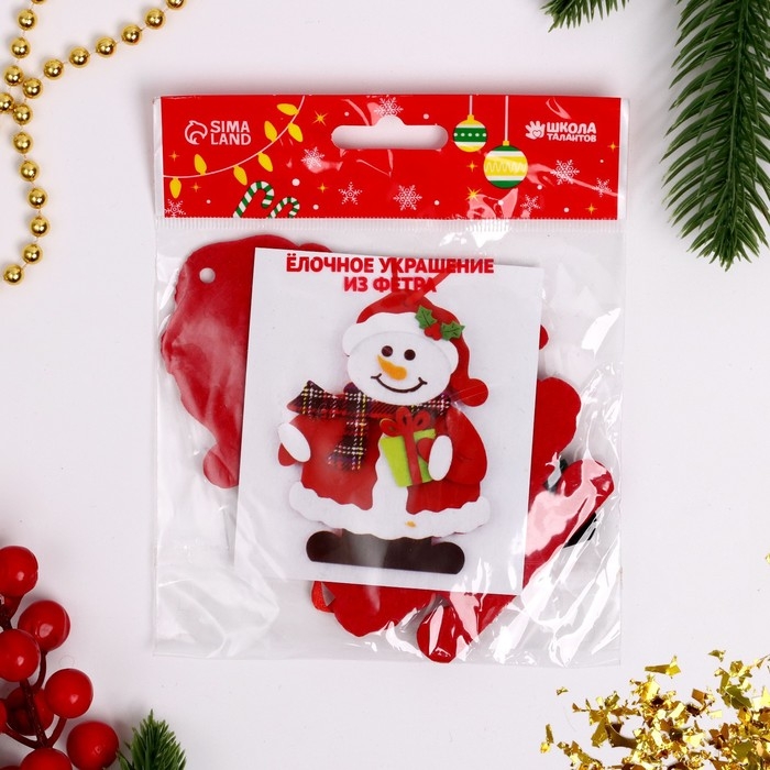 Набор для творчества - создай ёлочное украшение из фетра «Снеговик с подарком» Набор для творчества - создай ёлочное украшение из фетра «Снеговик с подарком»