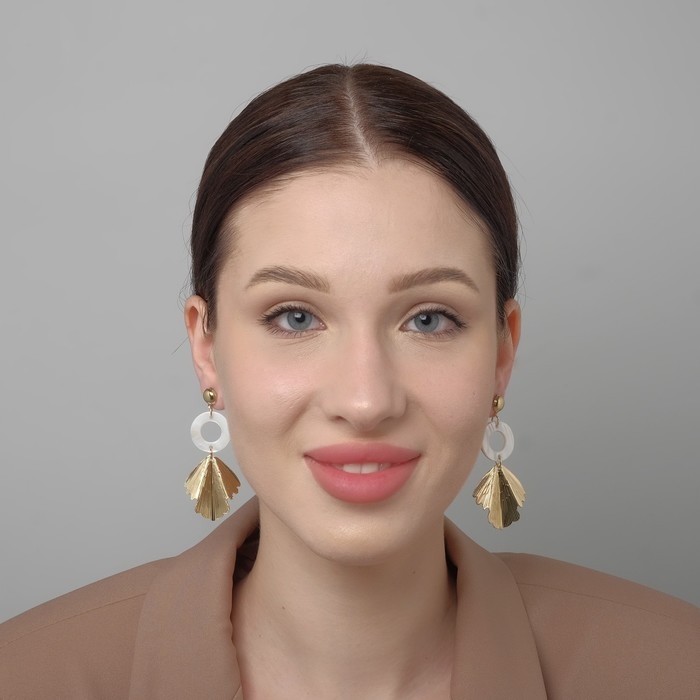 Серьги с перламутром «Сиа» листочек, цвет белый в золоте Серьги с перламутром «Сиа» листочек, цвет белый в золоте