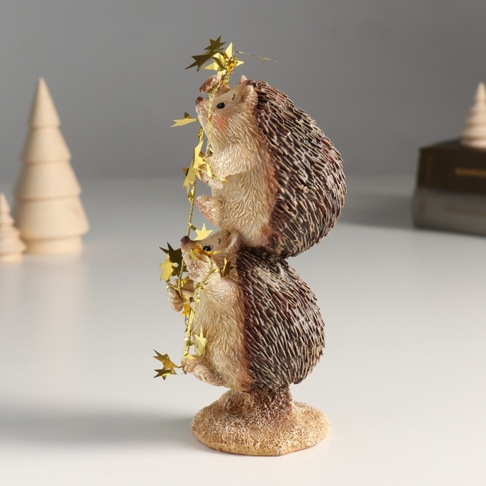 Сувенир полистоун  Сувенир полистоун "Ёжики с гирляндой со звёздами - акробаты" 6х7х15,5 см