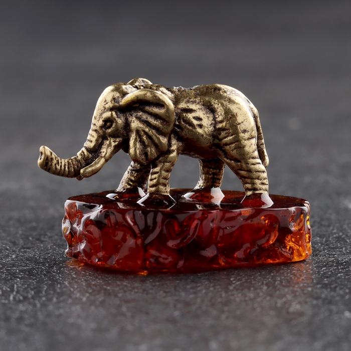 Брелок талисман  Брелок талисман "Слон", латунь, янтарь