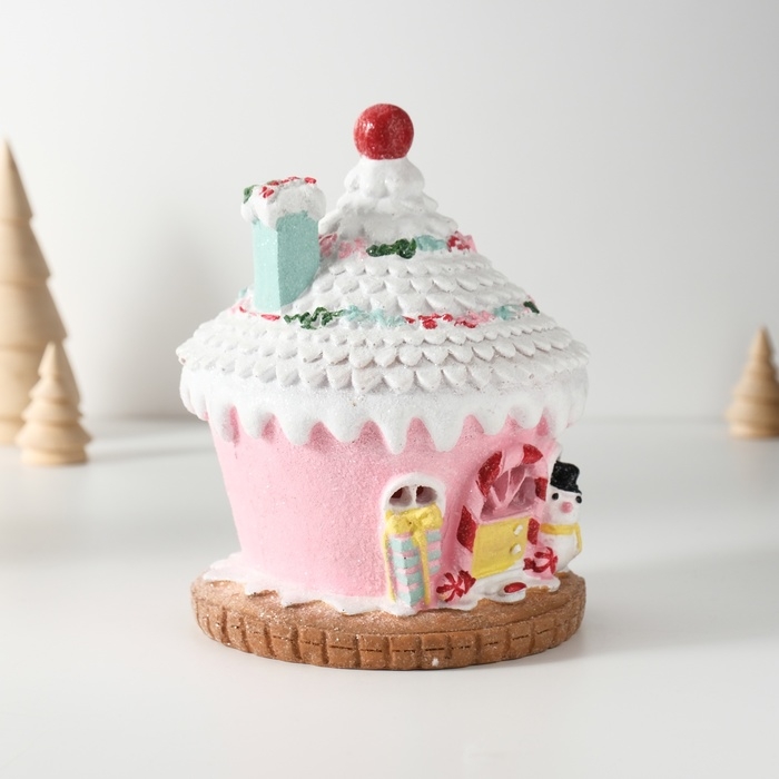 Сувенир полистоун свет Сувенир полистоун свет "Пряничный домик розовый в глазури со снеговиком" 11,5х11,5х15 см