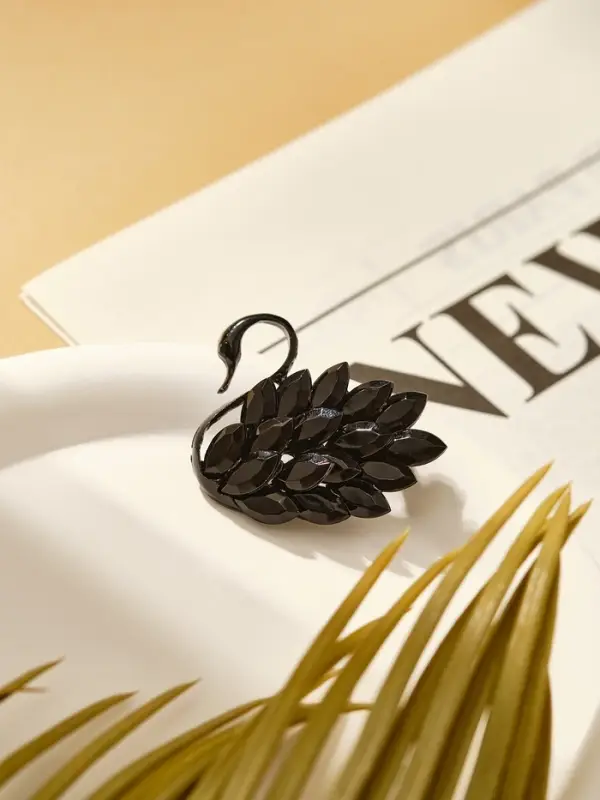 Брошь &laquo;Птица лебедь&raquo;, чёрная в чёрном металле