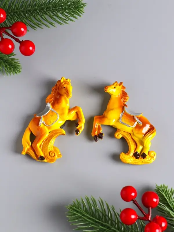 Магнит полистоун  "Конь с седлом на золотой волне" МИКС 4,5х8,3 см