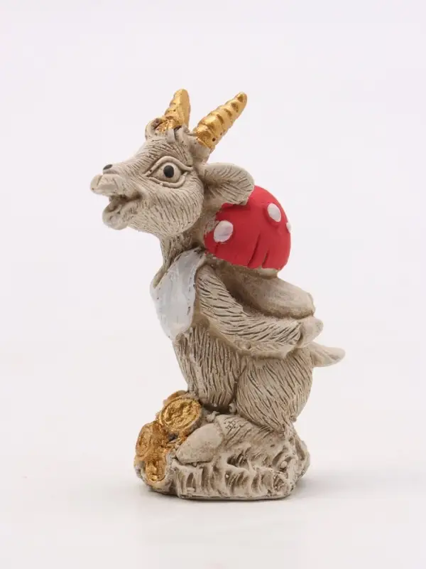 Фигурка декоративная &laquo;Козел с мухомором&raquo;, 6&times;4&times;3 см, слоновая кость