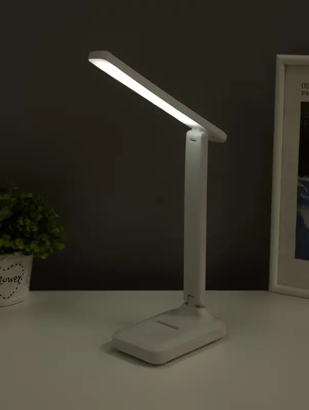 Светильник настольный с подставкой под телефон &laquo;Уно&raquo; 4 Вт LED USB 2700-6500К белый