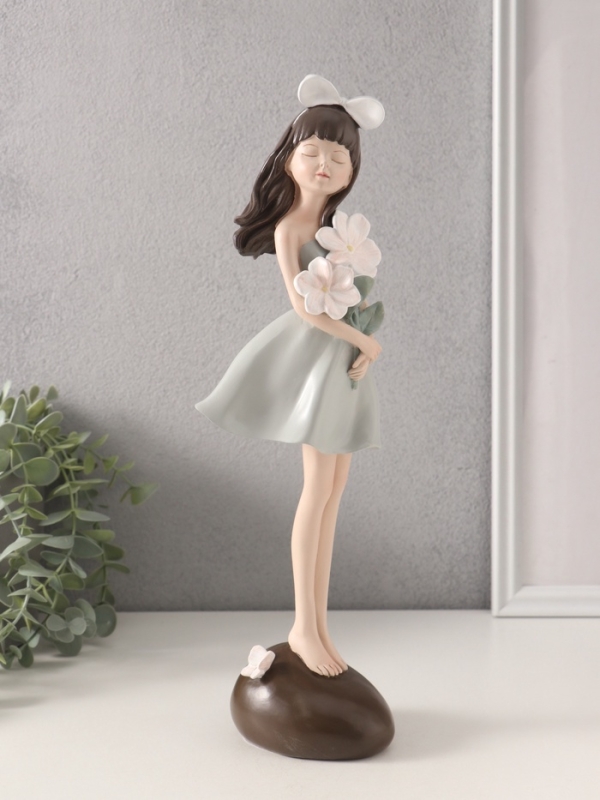 Сувенир полистоун Сувенир полистоун "Девушка с белыми цветами в руках" 9,2х9,1х33,8 см
