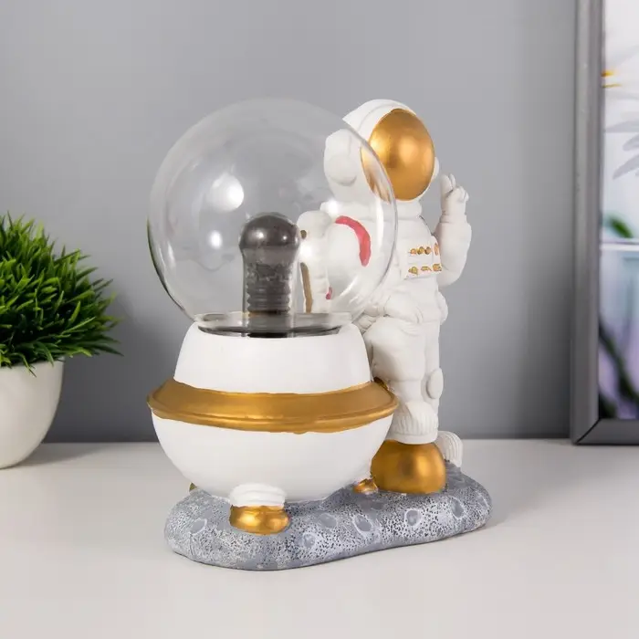 Плазменный шар "Космонавт" белый 14х10х19 см RISALUX Плазменный шар "Космонавт" белый 14х10х19 см RISALUX