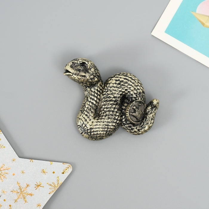 Магнит полистоун  Магнит полистоун "Змейка с короной на монетке" МИКС 4,5х1,5х5,5 см