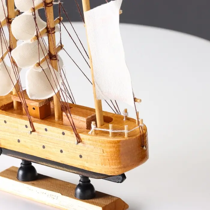 Сувенирная модель корабля &laquo;Аляска&raquo;, борта светлое дерево, паруса белые пиратские, 4.5&times;23&times;24 см