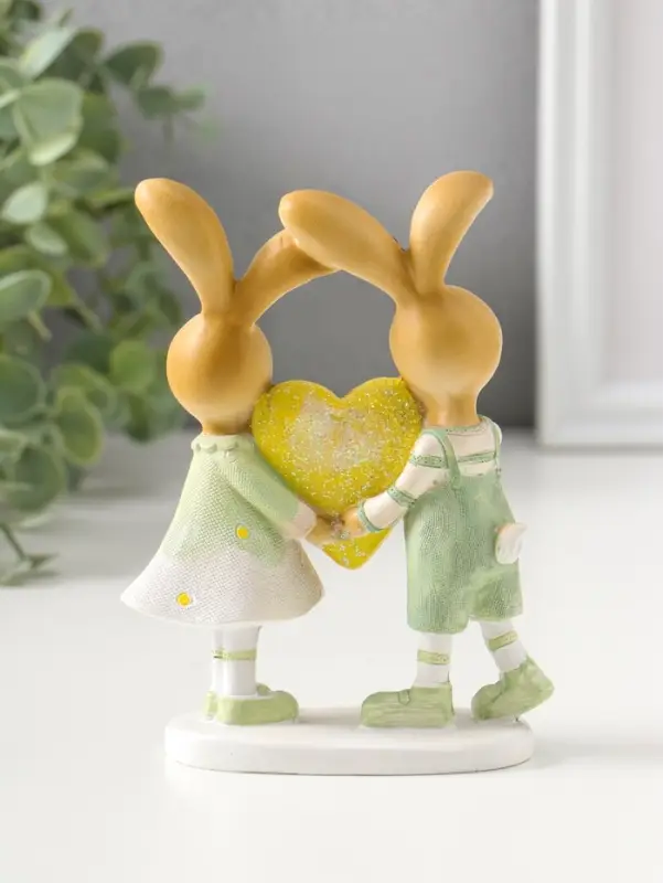 Сувенир полистоун "Зайки-малыши в зелёных нарядах, с большим жёлтым сердцем" 13,5 см