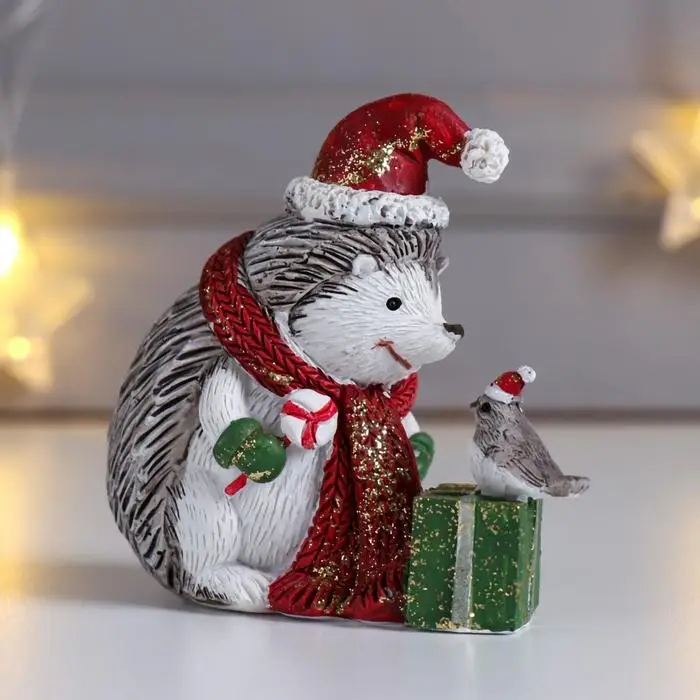 Сувенир полистоун  Сувенир полистоун "Ёжик в красном колпак и шарфе, с подарком и птичкой" беж 8,5х5х9,5 см