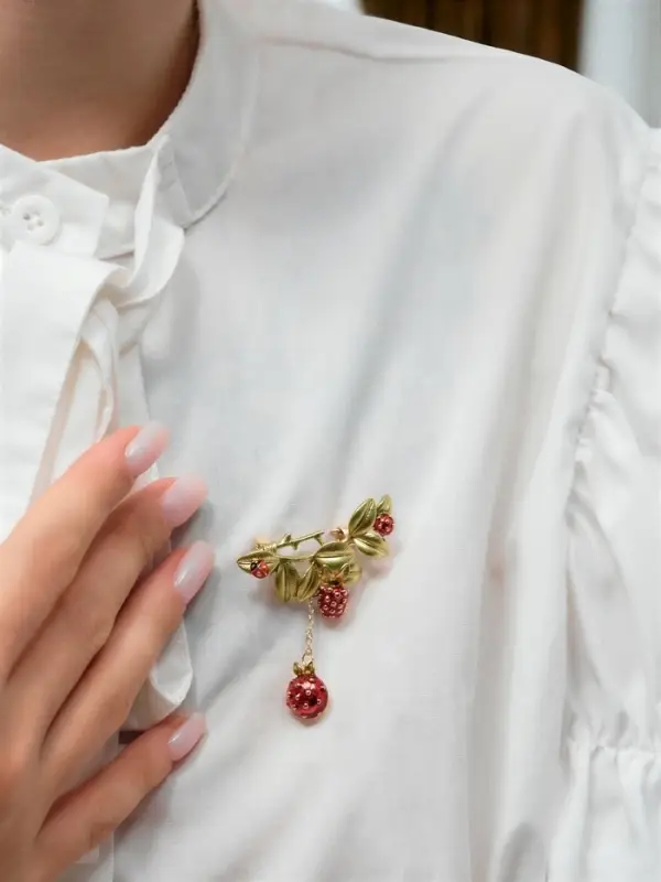 Брошь "Малина" с божьей коровкой, зелёно-красная в золоте