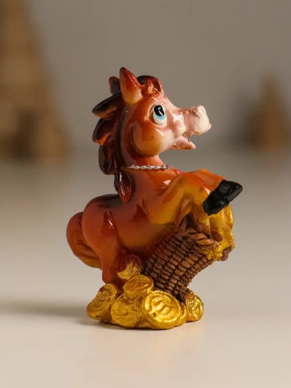 Сувенир полистоун Сувенир полистоун "Лошадка с золотыми монетами" МИКС 5,5х3,3х6,7 см