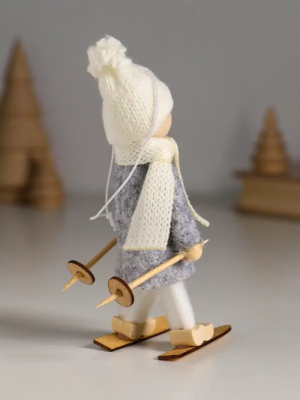 Кукла интерьерная "Малыш на лыжах" бело-серый 7,5х4х14 см