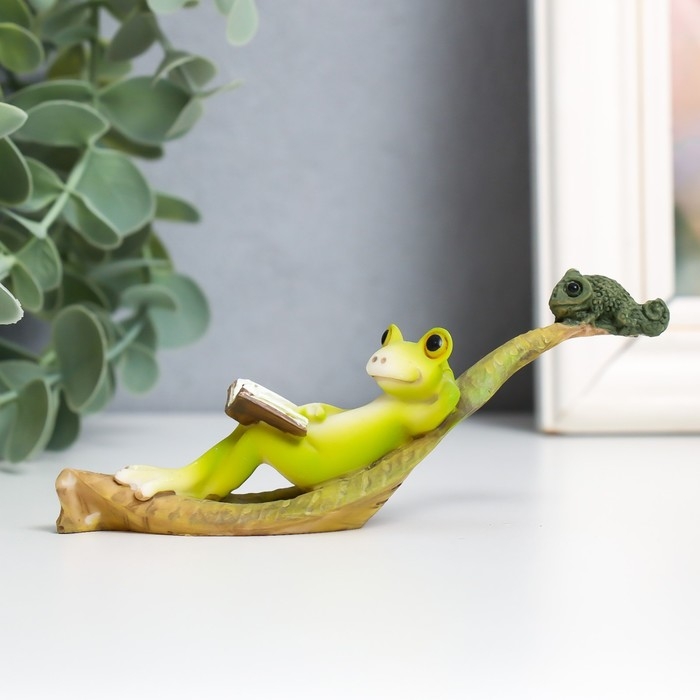 Сувенир полистоун Сувенир полистоун "Лягушонок читает книжку на листике с хамелеоном" 4,6х3х12 см