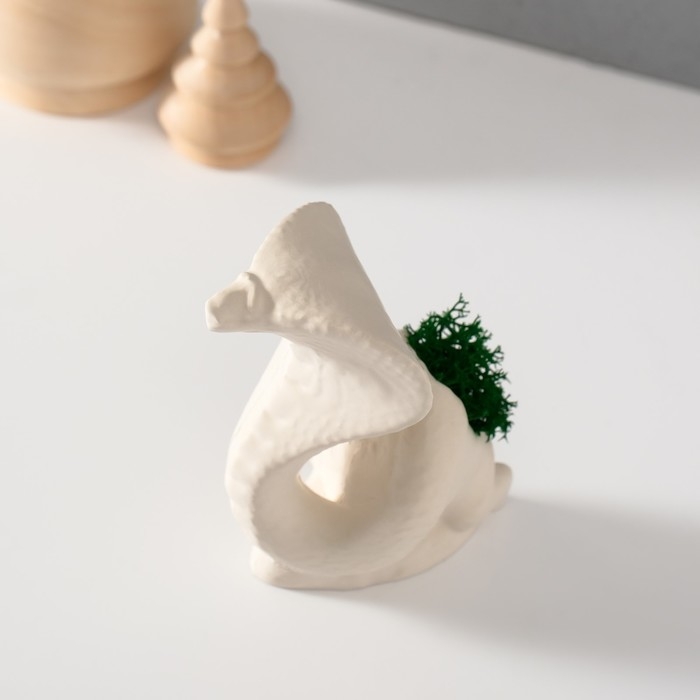 Сувенир  Сувенир "Кобра" со мхом белая 5х6,5х8 см (мох зелен стабил)