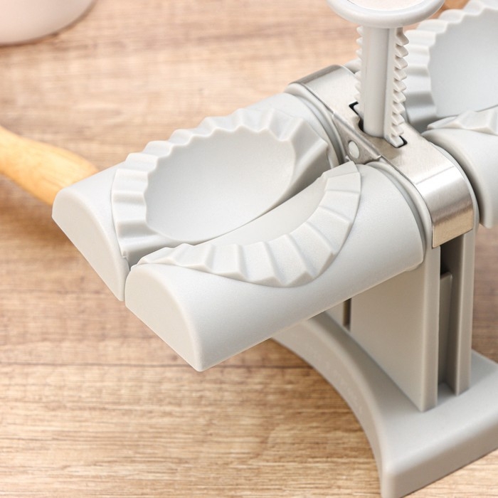 Машина для лепки пельменей и вареников, 20×12×17,5 см, диаметр внешний 8 см, внутренний 6 см Машина для лепки пельменей и вареников, 20×12×17,5 см, диаметр внешний 8 см, внутренний 6 см