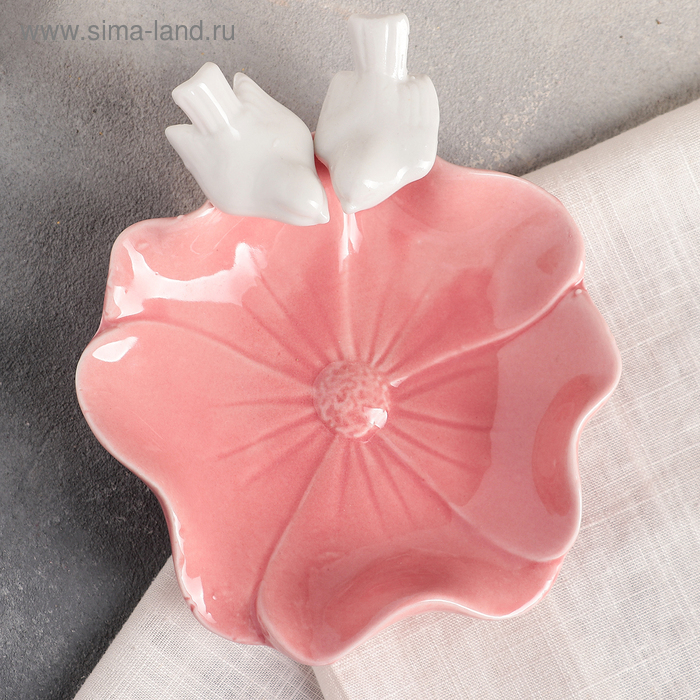 Блюдо керамическое «Голубки на цветке», 14×14 см, цвет розовый Блюдо керамическое «Голубки на цветке», 14×14 см, цвет розовый