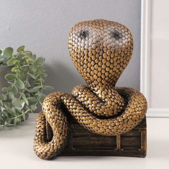 Фигурка Фигурка "КОБРА НА СУНДУКЕ" 20 х 17 х 12 см.