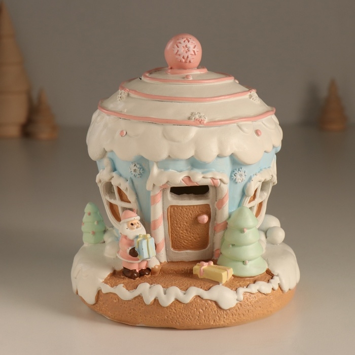 Сувенир полистоун свет Сувенир полистоун свет "Пряничный домик-кекс, с дедом Морозом" зефирный 12х12х14 см