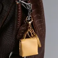 Брелок кожзам с карабином, с кистью "Сумочка. Котик" сливочный 5х2,5х6 см Брелок кожзам с карабином, с кистью "Сумочка. Котик" сливочный 5х2,5х6 см