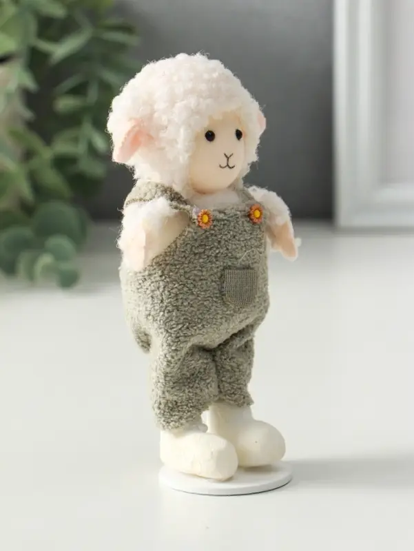 Сувенир  "Белый барашек в зелёно-сером комбинезоне" 4х6,5х13 см