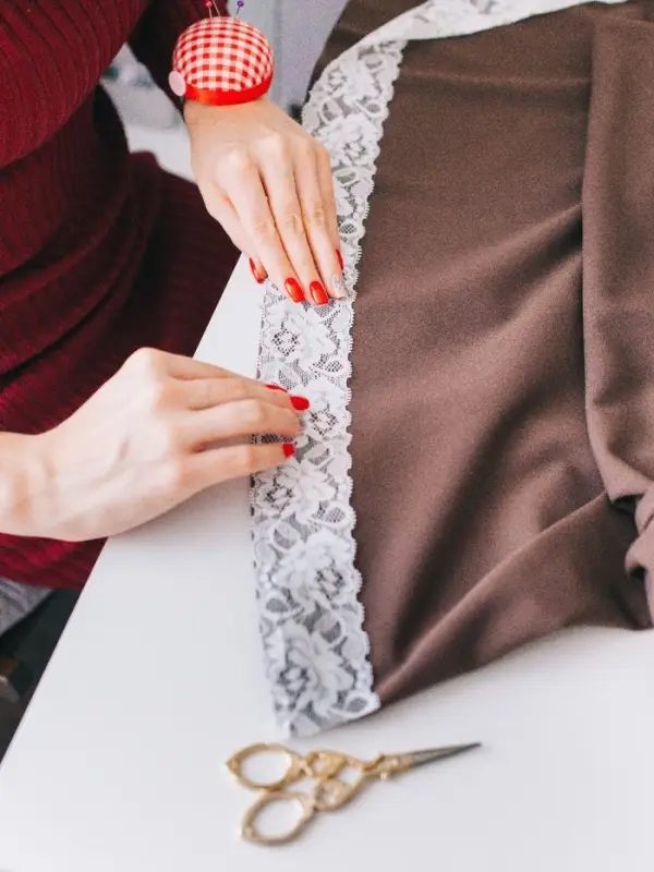 Игольница на руку &laquo;Клетка&raquo;, d=6 см, красная, белая