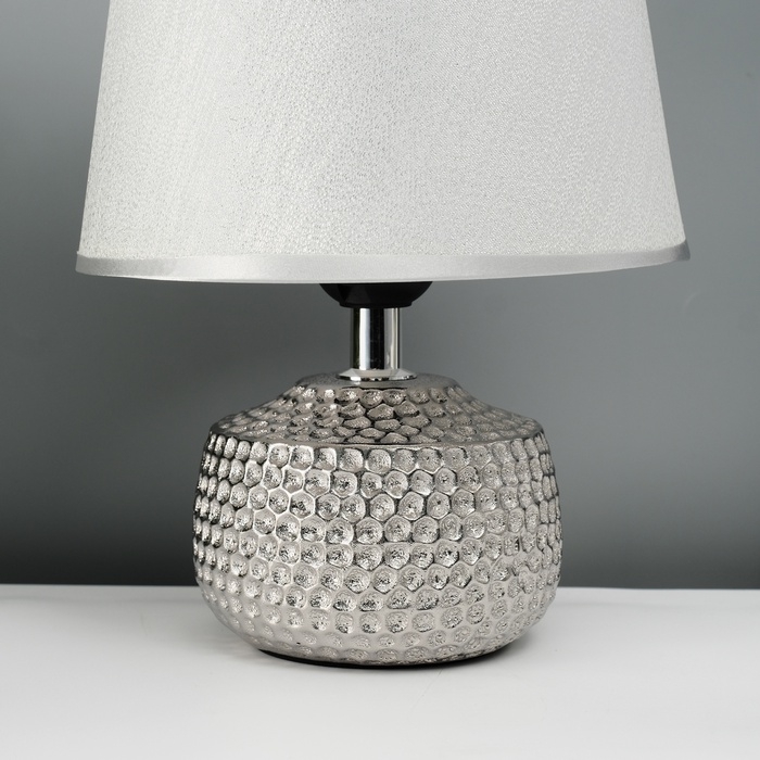 Настольная лампа с абажуром RISALUX «Капли дождя», 1×40 Вт, E27, серебро, 17.5×17.5×23.5 см Настольная лампа с абажуром RISALUX «Капли дождя», 1×40 Вт, E27, серебро, 17.5×17.5×23.5 см