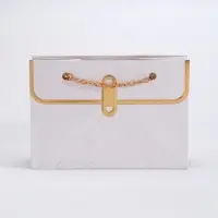 Пакет переноска для цветов, ручка цепь, &laquo;Белый&raquo;, с золотым тиснением, 15&times;10.5&times;10 см