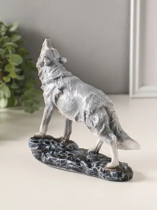 Фигура полистоун "Волк воет на луну" 17х15,5 см