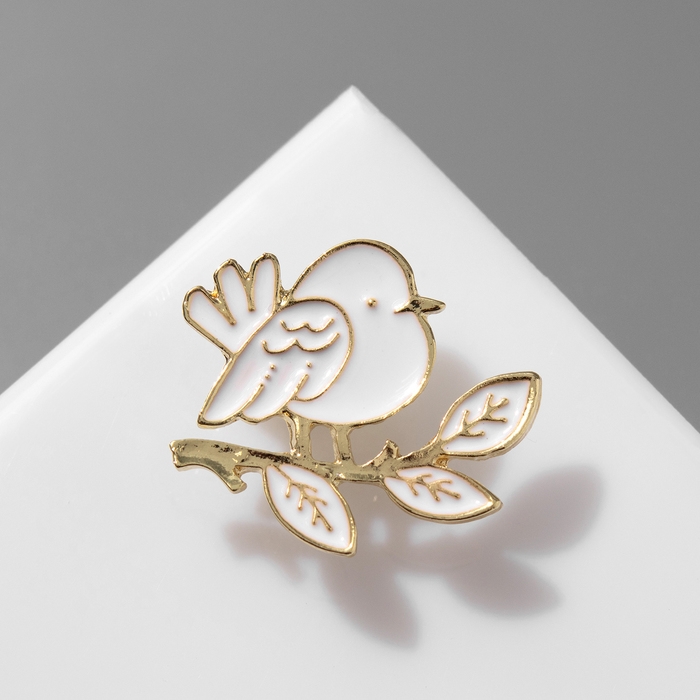 Значок «Птичка» на веточке, цвет белый в золоте Значок «Птичка» на веточке, цвет белый в золоте
