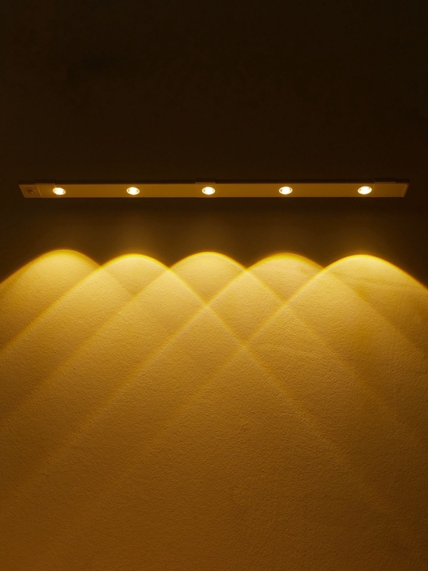 Светильник светодиодный с датчиком движения, 5Вт, от аккум. батареи, 60 см, 3000К-6500К Светильник светодиодный с датчиком движения, 5Вт, от аккум. батареи, 60 см, 3000К-6500К