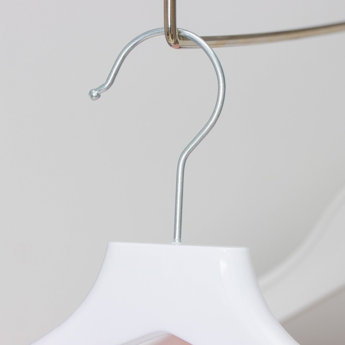 Плечики для одежды детская, размер 32-34, широкие, антискользящие плечи, цвет белый Плечики для одежды детская, размер 32-34, широкие, антискользящие плечи, цвет белый